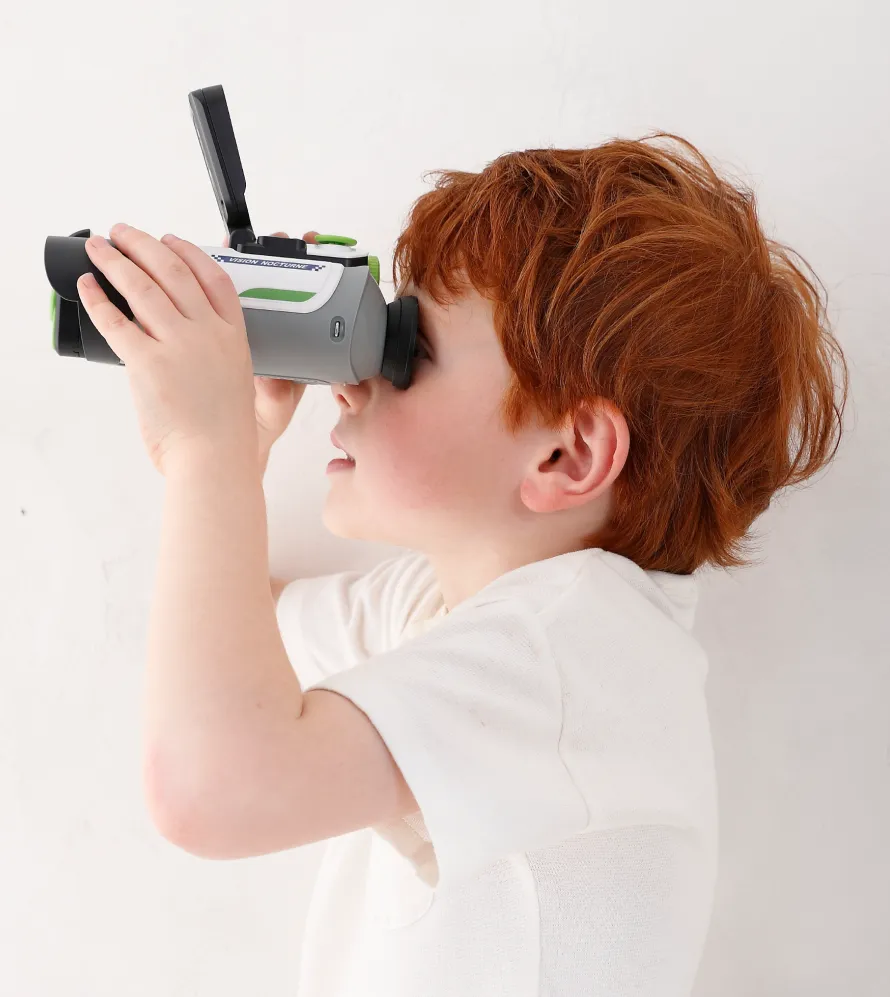 enfant avec jumelles